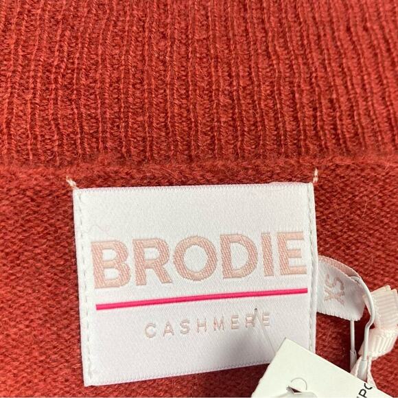 New BRODIE CASHMERE V Neck Sweater in Cinnamon/Champagne - Picture 7 of 13